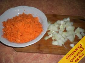 2) Измельчить лук, натереть свежую морковь на терку