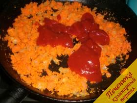 5) Добавить томатный соус, накрыть крышкой и тушить 5 минут