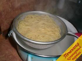 6) Сварившиеся спагетти пропустить через шумовку, чтобы стекла вся вода