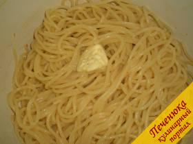 7) В спагетти добавить масло и хорошо перемешать 