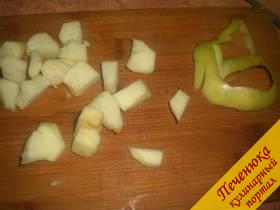 5) Яблоки помыть, очистить от кожуры, вырезать сердцевину и порезать кубиками.