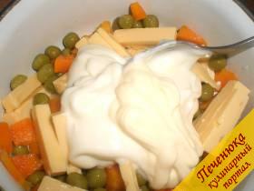 3) В одной посуде смешать зеленый консервированный горошек, твердый сыр и сладкий перец. Залить майонезом, смешанным со сметаной (1:2).