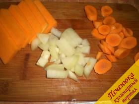 1) Сначала следует подготовить все составляющие салата. Я рекомендую нарезать все перед началом приготовления, потому что все ингредиенты добавляются почти одновременно. Тыква нарезается пластами 0,3-0,4 см в толщину, лук – кубиками средней величины, морковь – колечками 0,5 см толщины. 