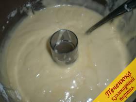 2) Точно также замесить тесто, только без добавления какао. Это будут белые коржи. 