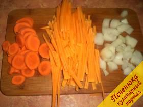 1) Подготовить овощи. Морковь режется колечками средней толщины, тыква и сладкий перец – тонкими длинными полосками, лук и кабачок – кубиками, фасолевый стручок разрезается на несколько частей. Я перец, кабачок и фасоль использую замороженные. Уже перед заморозкой эти овощи были порезаны так, как нужно. 