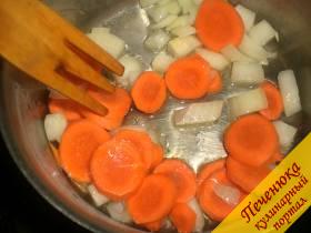 2) В кастрюлю или сотейник налить немного оливкового масла, подогреть его. Слегка притушить в нем морковь и лук.