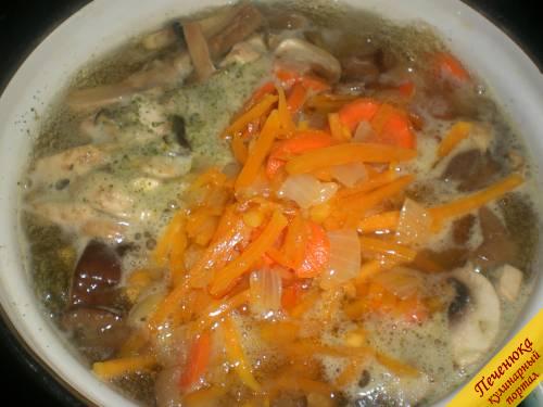 6) Грибы покипели около 3 минут, теперь самое время в вегетарианский суп с грибами добавлять овощи, потушенные ранее. Далее супчик варится под накрытой крышкой около 5 минут на среднем огне.