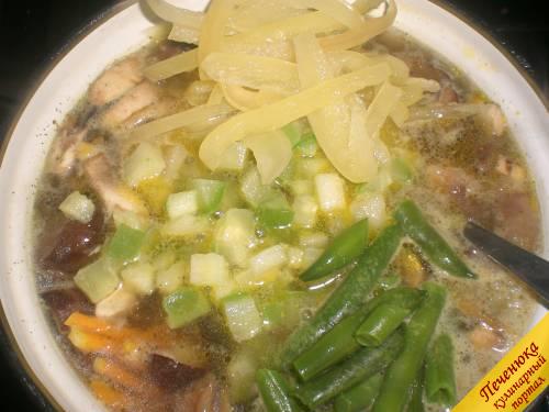 7) Пришло время добавить в суп остальные овощи и зелень: петрушку, укроп, зеленый лук. После поварить еще около 1 минуты и выключить огонь. Вегетарианский суп с грибами готов. 