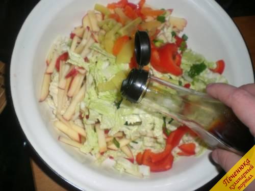 5) Выжать сок лимона и полить им диетический салат. Также полить овощи сначала соевым соусом, а после оливковым маслом.