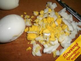 2) Яйцо сварить вкрутую, очистить от скорлупы и порезать также кубиками.