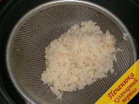 3) В алюминиевой посуде отварить рис до готовности в подсоленной воде. Воды использовать в пропорции к рису 3:1. После того, как рис сварится, необходимо его тщательно промыть под струей холодной воды. А после дать время, чтобы она хорошенько стекла.