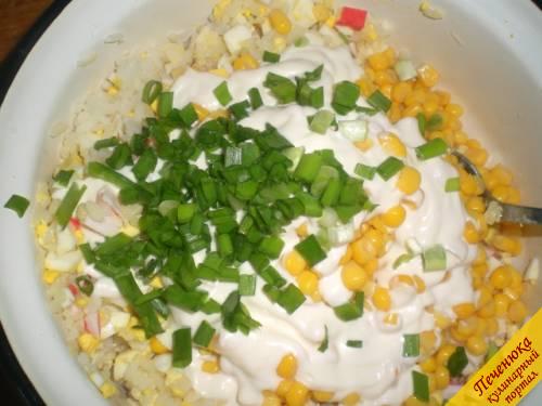6) Залить салат майонезом, посыпать мелко рубленым зеленым луком и хорошо перемешать. После переложить салат в салатник.