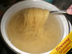 3) Периодически спагетти необходимо помешивать при помощи вилки.