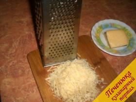 6) На мелкой терке потереть твердый сыр.