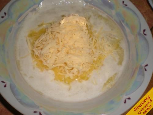 7) Когда вермишель уже сварена и промыта, необходимо тертый сыр всыпать в горячее растворенное масло, быстро его перемешать и влить к спагетти.
