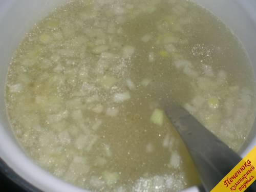 4) Очистить лук от шелухи, порезать его маленькими кубиками. Всыпать порезанный лук в готовящейся суп. Лук варится около 2-3 минут. Также одновременно с луком необходимо в суп отправить ранее сваренное отделенное от костей и измельченное куриное мясо.