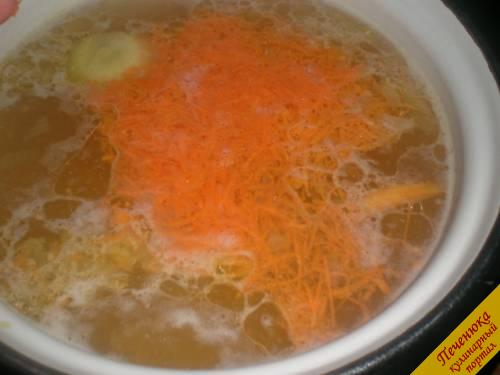 5) На мелкой терке потереть морковь. Добавить ее в бульон. Попробовать суп на соль и при необходимости досолить. После этого суп необходимо поварить около 3 минут, а после, выключив газ, оставить его под закрытой крышкой настаиваться на плите около 5 минут. Перед подачей на стол в суп добавить измельченную зелень6 петрушку или укроп)
