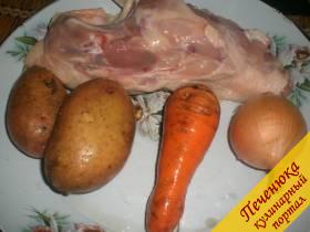 куриный суповой набор (1 шт), картофель (2-3 шт), лук (2 шт), морковь (1 крупная), соль (по вкусу), зелень (укроп или петрушка)