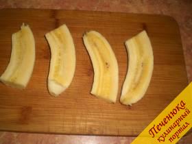 1) Бананы очистить от кожуры, разрезать вдоль и после – каждую половинку пополам.