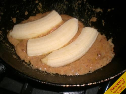 5) В готовую кипящую карамель выложить порезанные бананы. Убавить огонь, сковороду накрыть крышкой и жарить их около 1 минуты.