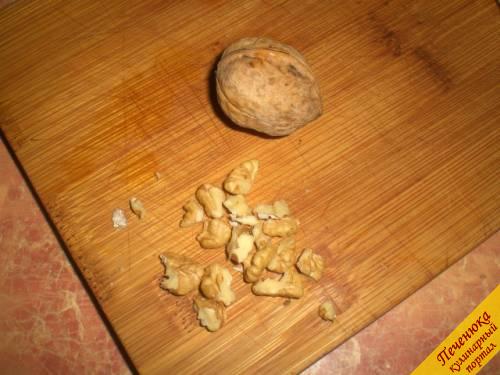 6) Наколоть грецких орехов. Измельчить их, но не до порошкообразного состояния.
