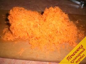 1) Морковку очистить и потереть на мелкой терке.