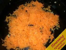 3) В том масле, где жарился лук, необходимо поджарить морковку. Ее необходимо не просто потомить в масле, а именно поджарить.