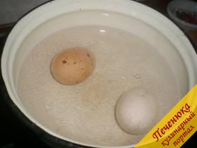 1) Сварить яйца вкрутую. После подождать пока они остынут и очистить от скорлупы.
