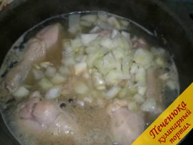 5) Мелко нарезать лук. Посыпать им сверху варящуюся курицу. Не мешая, накрыть крышку и потушить 3 минуты на слабом огне.  