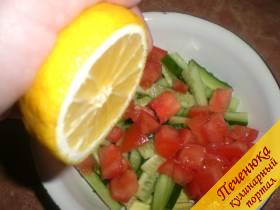 4) Соединить нарезанные продукты в одной емкости. Полить соком лимона. Перемешать и оставить на 10 минут пропитываться.