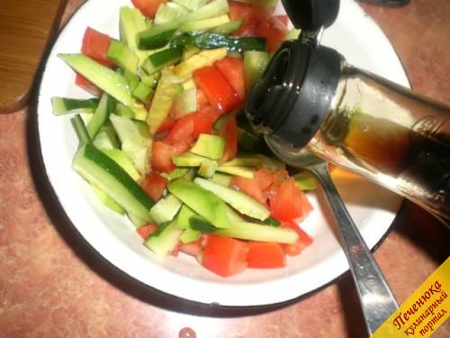 5) Полить салат соевым соусом. Перемешать и также оставить на 15 – 20 минут в прохладное место.