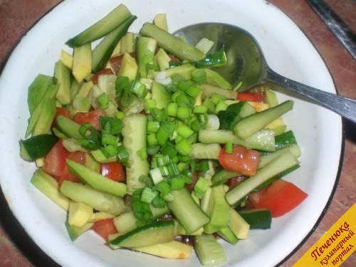 6) После к салату непосредственно перед подачей добавить мелко нарезанный зеленый лучок и последний раз перемешать ингредиенты. Переложить в салатник и подать к столу.