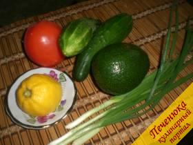 Авокадо (1 штука), огурец (1 штука), помидор (1 штука), лимонный сок (1 столовая ложка), соевый соус (3 столовые ложки), зеленый молодой лук (2-3 перышка)
