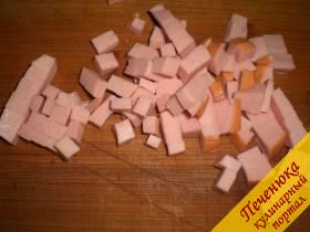 2) Отдельно порезать кубиками вареную колбасу.