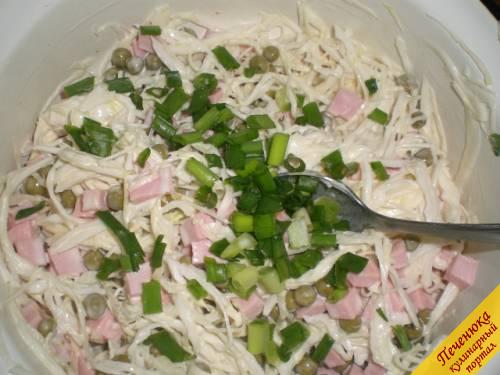 5) Мелко порезать зеленый молодой лук. Добавить его в салат из свежей капусты. После переложить салат в салатник и подать к столу.