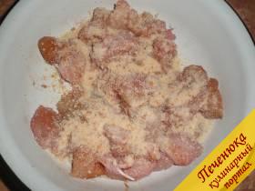3) После куриное мясо посыпать панировочными сухарями (сделанные из батона).