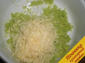 4) На мелкой терке потереть твердый сыр, соединить его с авокадо и перемешать.
