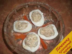 5) Этой массой наполнить пустые яичные белки. Нафаршированные яйца выложить в форму, сюда же положить сваренную в бульоне морковь.