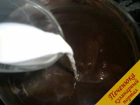 2) В какао тонкой струйкой влить подогретые сливки. Во время добавления сливок, напиток необходимо помешивать непрерывно венчиком. Должно образоваться немного пены.