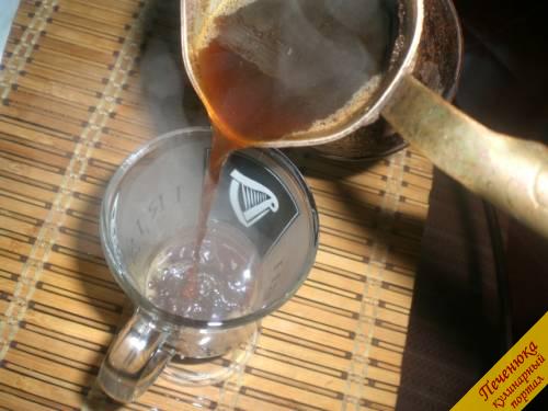 6) Немного остывший кофе разлить по чашкам или специальным бокалам для кофе глясе.