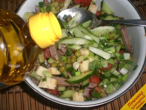 6) Полить щедро блюдо пахучим растительным подсолнечным маслом и перемешать. Переложить в салатник, сверху посыпать мелкорубленой зеленью.