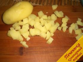1) Отварить картофель в мундире. Очистить его от кожуры и порезать аккуратными кубиками небольшого размера.