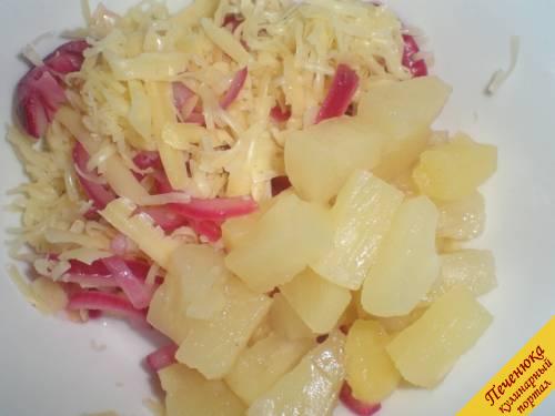 3) Добавить консервированный ананас, порезанный кусочками. Сюда же добавить немного ананасового сока.