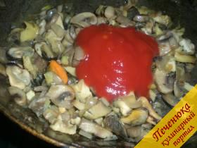 5) К грибам добавить порезанные небольшими кусочками рапаны и размороженные свежие мидии. Перемешать. Потушить около 2-3 минут. После на сковороду влить несколько ложек неострого томатного соуса.