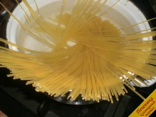 7) Отварить в кипящей подсоленной по вкусу воде спагетти. Периодически их необходимо помешивать, чтобы не слиплись.