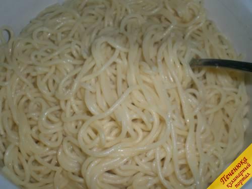 8) Готовые спагетти скинуть на дуршлаг, промыть под проточной водой, полить растопленным сливочным маслом и перемешать. Остается лишь выложить спагетти на тарелку и к ним выложить соус из морепродуктов.
