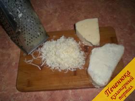 2) Твердый сыр натереть на мелкой терке. Сыр слегка подсушить. Далее этим сыром выложить слой на ломтике хлеба поверх масла.