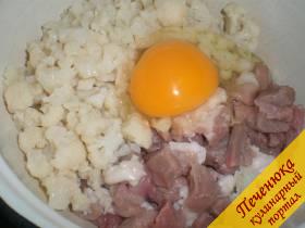 4) В одной емкости соединить порезанные мясо и капусту, яйцо и сборные специи к свинине, посолить. Перемешать.
