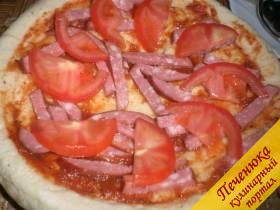 4) На пласт пиццы выложить сначала колбаску, сверху помидоры. Выкладывать начинку лучше не хаотично, а по кругу, чтобы после приготовления было легко пиццу разрезать на порционные кусочки.