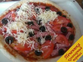 5) После выкладываются порезанные маслины. На мелкой терке потереть твердый сыр. Им выложить пиццу сверху.